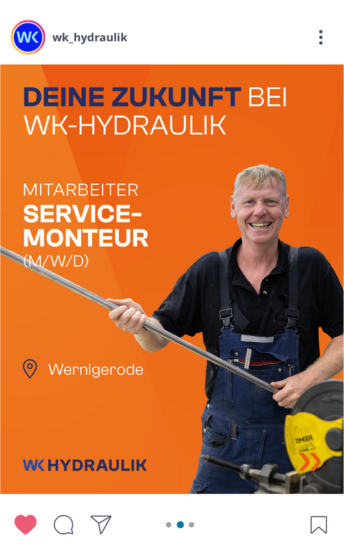 Ein Mann in Latzhose und schwarzem T-Shirt hält ein langes Metallrohr, daneben steht die Stellenbezeichnung