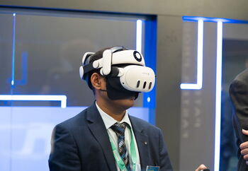 Ein Mann trägt eine Virtual Reality Brille beim Messestand der Theysohn Extrusionstechnik GmbH