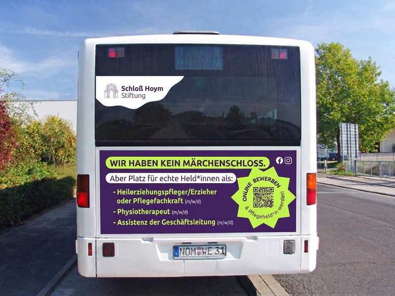 Stellenbeschreibung von Schloss Hoym auf der Heckwerbung eines Busses