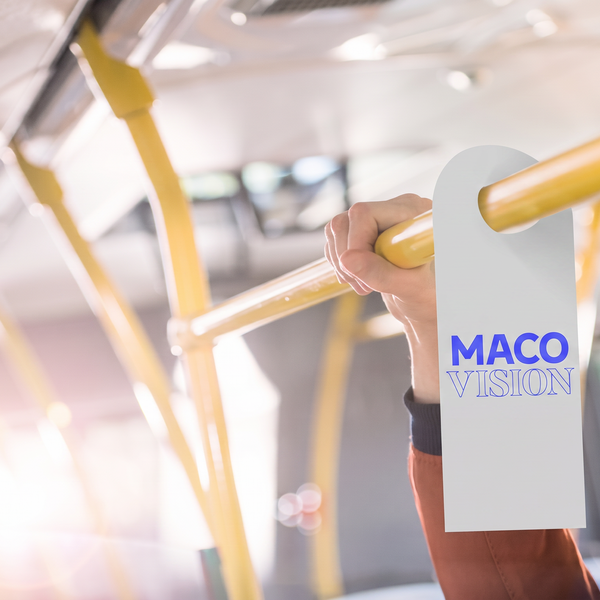 Swing Card im Bus mit MACO Vision Logo