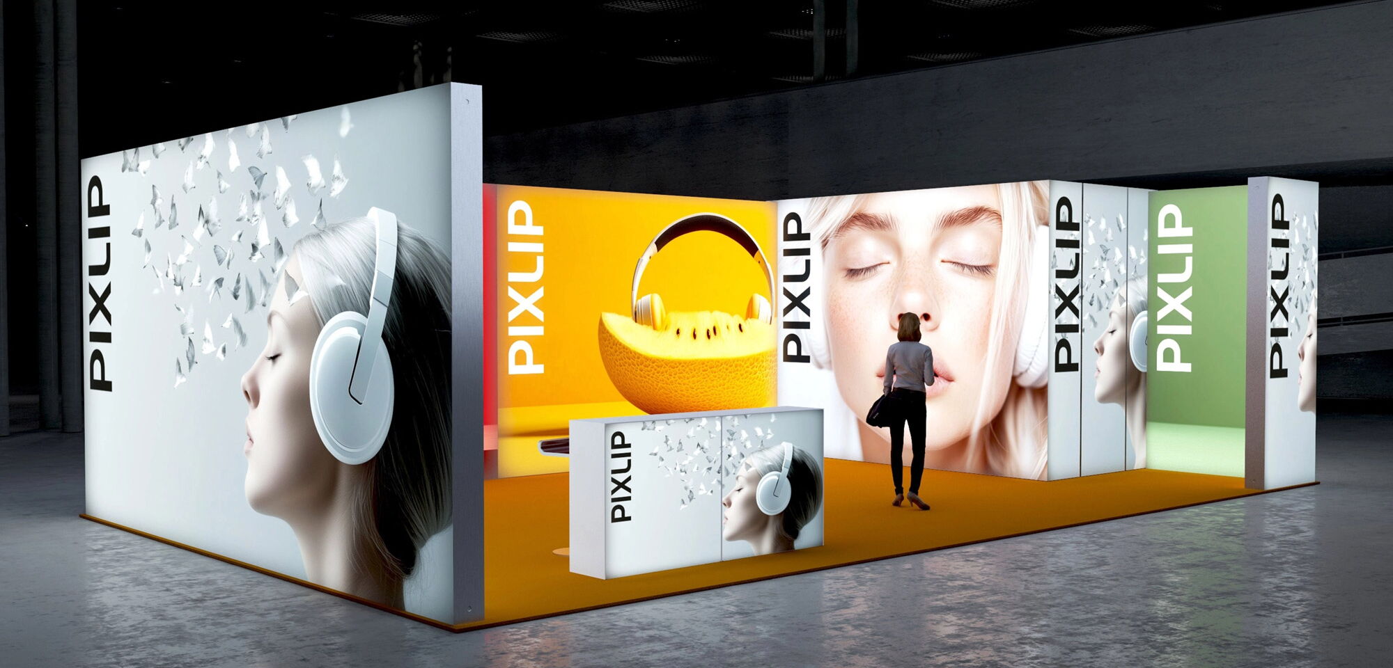 Messestand mit beleuchteten Wänden, darauf Fotos von Kopfhörern und Gesichtern; eine Person steht davor