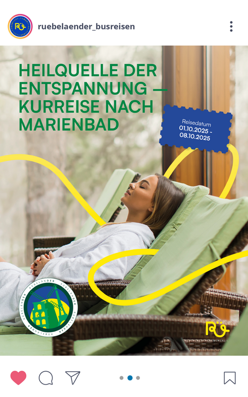 Frau in einem weißen Bademantel entspannt auf einer Liege in einem Spa