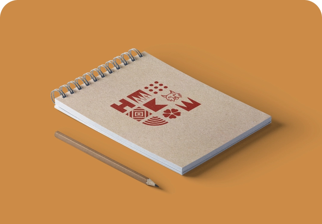 Notizblock aus braunem Papier mit rotem Logo und Bleistift daneben