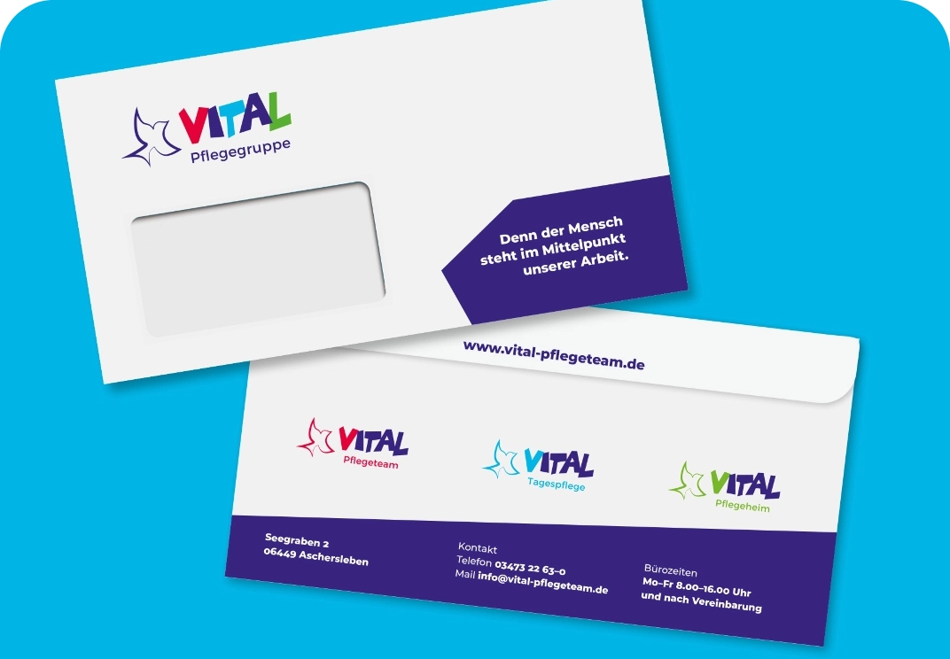 Zwei weiße Umschläge mit dem Logo von VITAL Pflegegruppe, Adresse und Kontaktdaten