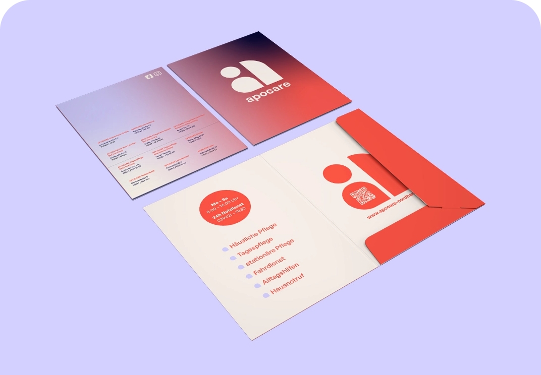 Orangefarbener Infofolder von Apocare mit Kontaktdaten, Leistungen (häusliche Pflege, Tagespflege etc) und