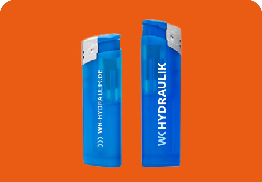 Zwei blaue Feuerzeuge mit dem Aufdruck WK-Hydrauliik.de