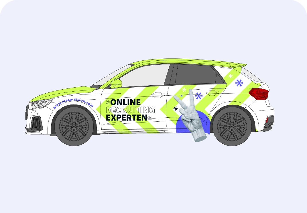 Weißes Auto mit grün-gelber Online-Recruiting-Experten-Werbung und Handzeichen 'Peace'