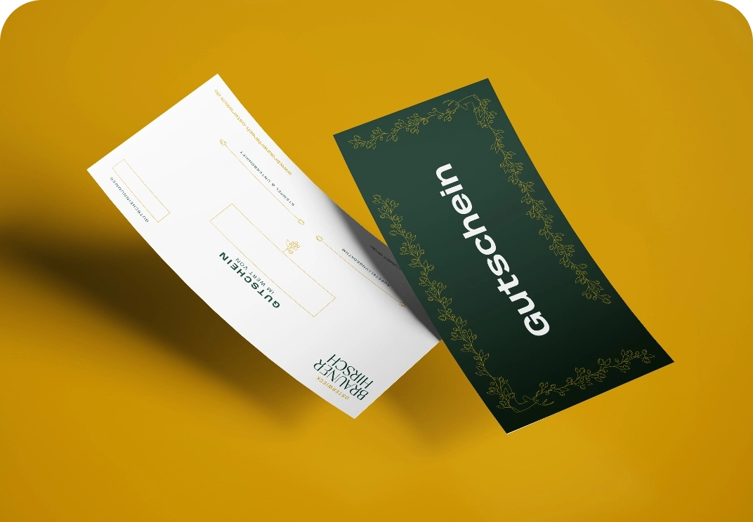 Zwei Gutscheine schweben über gelbem Hintergrund, einer weiß, einer dunkelgrün mit Rankenmuster; Text: