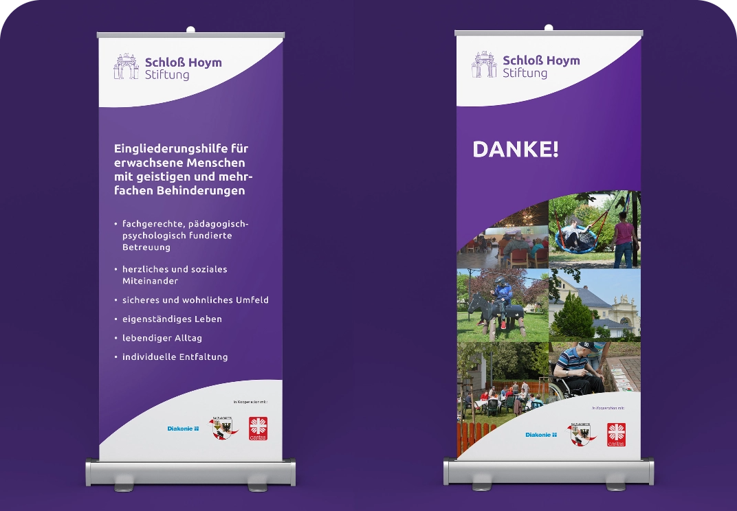 Zwei Roll-up-Banner der Schloß Hoym Stiftung: Links Infos zur Eingliederungshilfe für Menschen mit geistigen