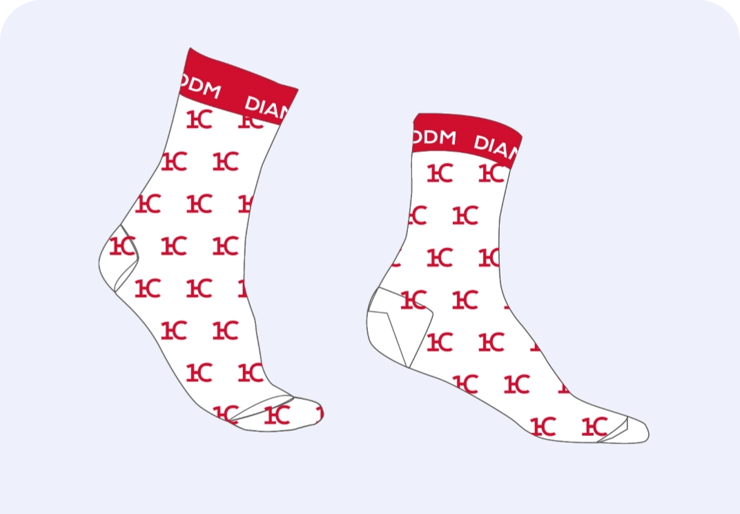 Zwei weiße Socken mit rotem Bündchen und rotem, sich wiederholenden Muster. Auf dem Bündchen steht 'ODM