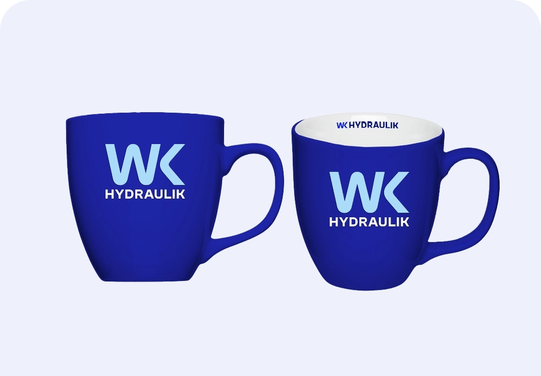 Zwei blaue Henkelbecher mit dem Logo von WK Hydraulik
