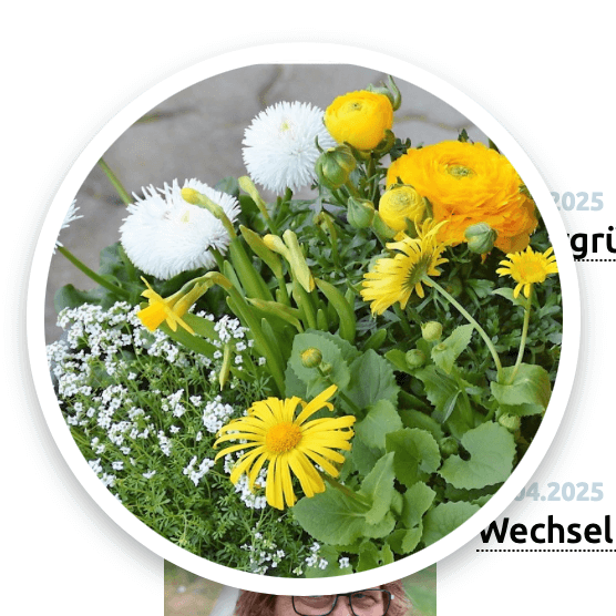Ein Blumenarrangement mit gelben Ranunkeln, weißen Gänseblümchen und gelben Narzissen