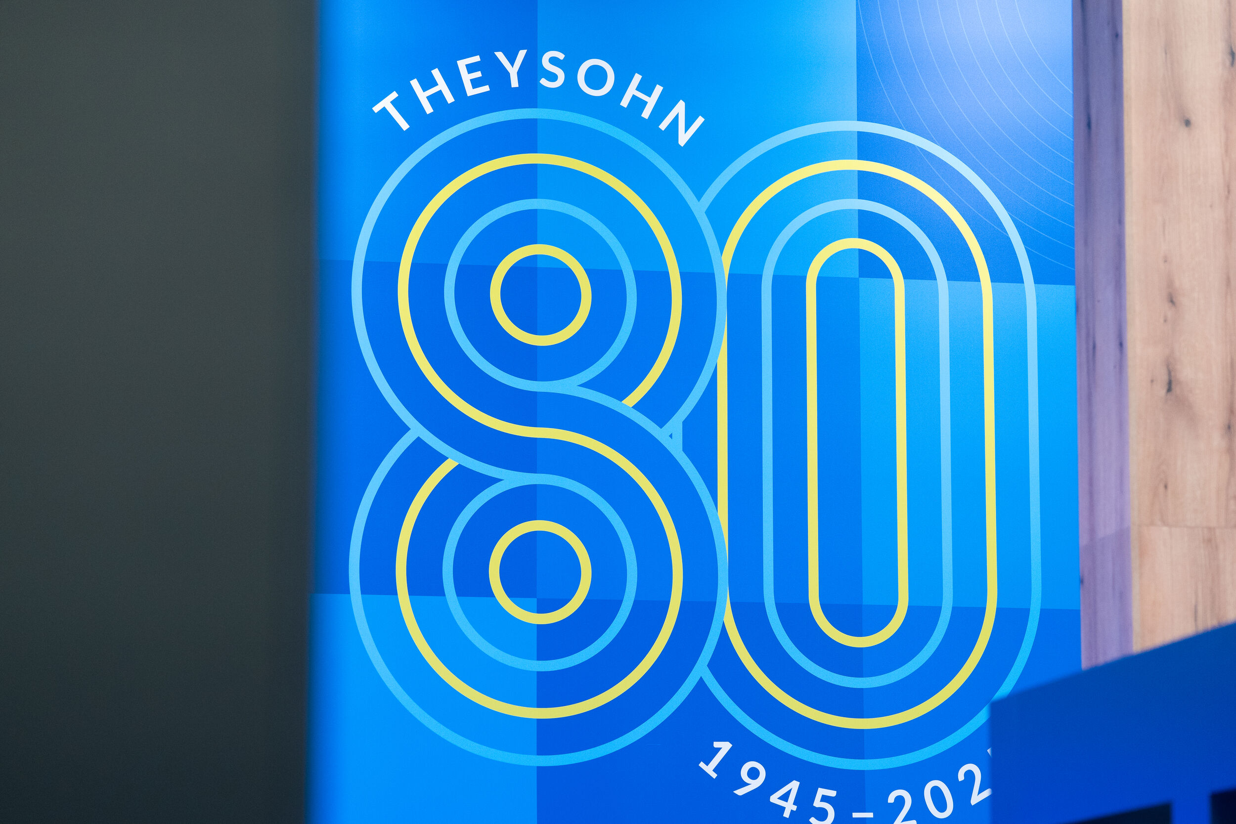Grafik für 80 Jahre Firmengeschichte bei Messestand von Theysohn Extrusionstechnik GmbH