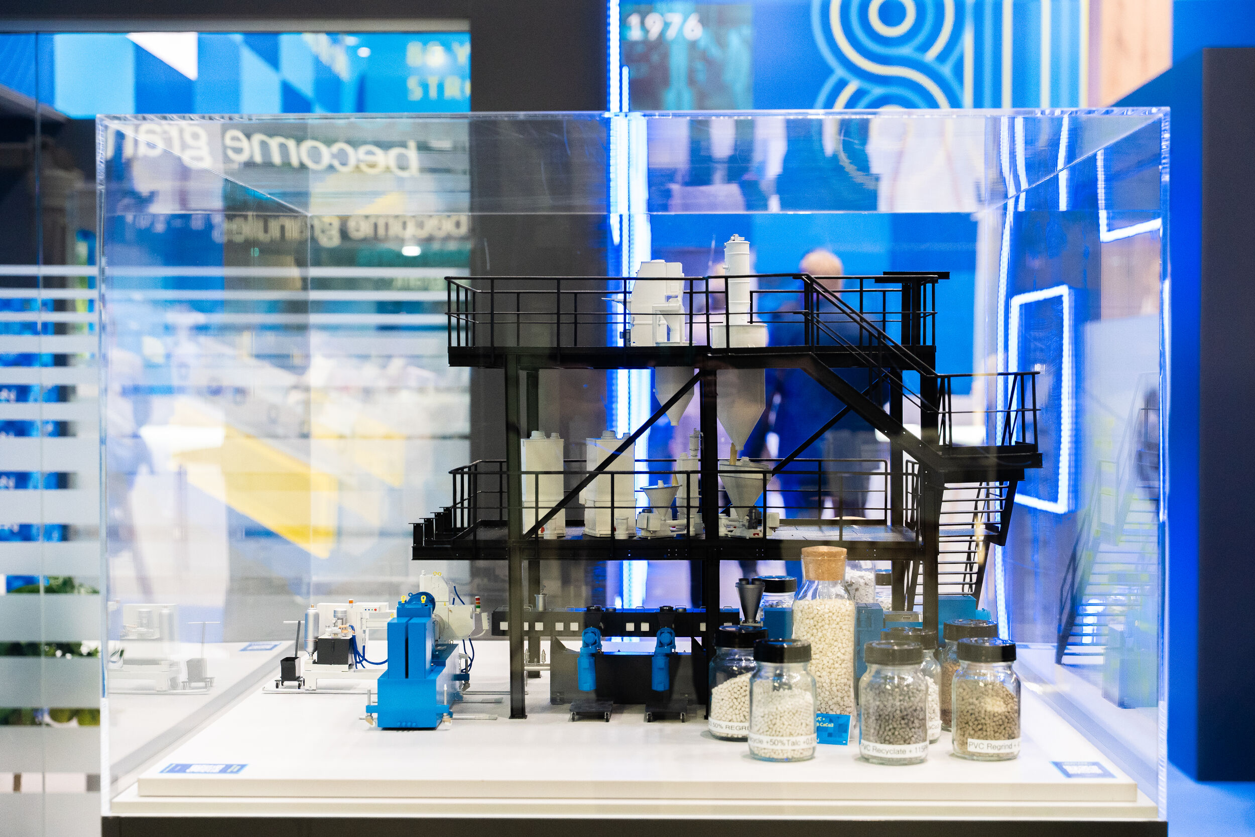Glaskasten mit Miniaturkonstrukt beim Theysohn Extrusionstechnik GmbH Messestand