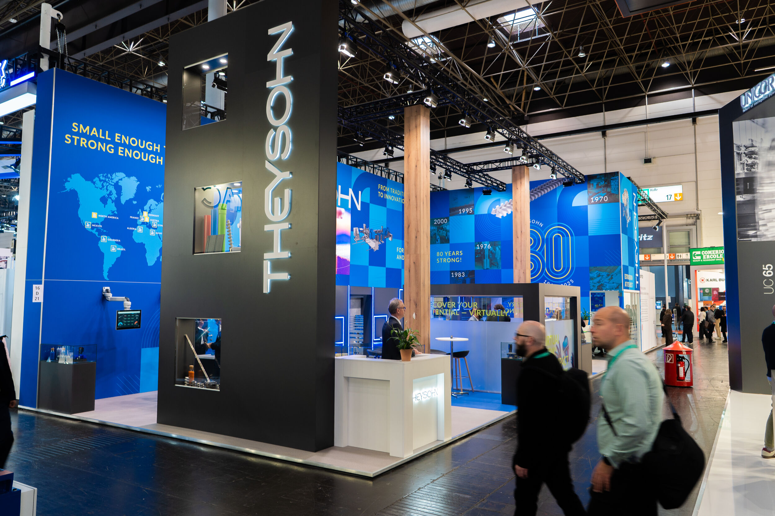 Seitenansicht des Messestands der Theysohn Extrusionstechnik GmbH